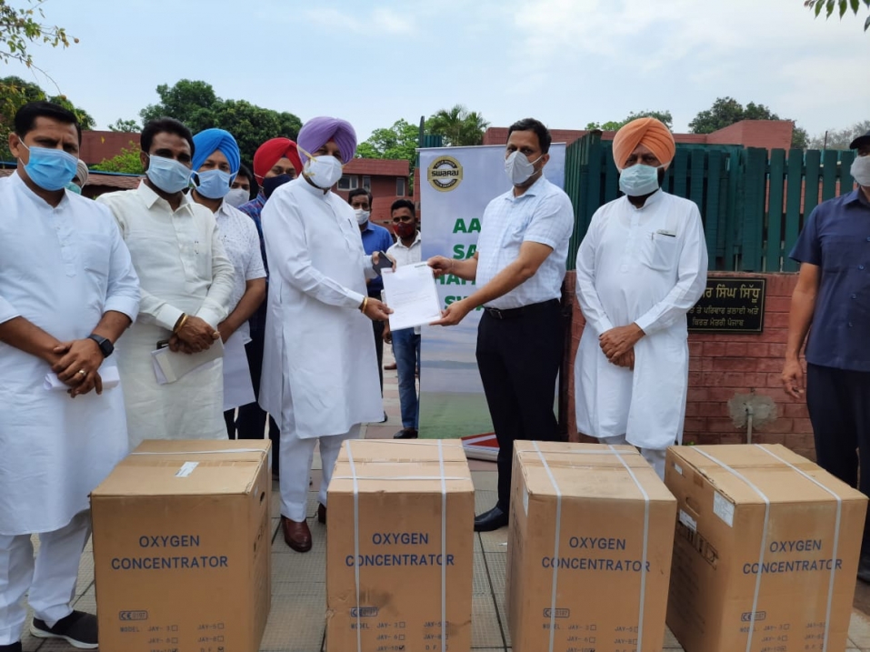 महिन्द्रा एंड महिन्द्रा लिमटिड स्वराज डिवीजऩ ने 30 बेड और 15 ऑक्सीजन कंसनट्रेटर्स दान किए